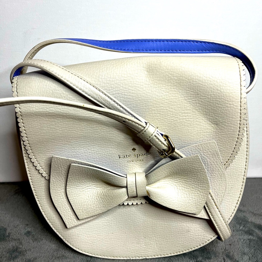 White Kate spade crossbody with periwinkle accents